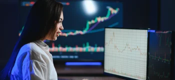 Mulher em frente ao computador com gráficos