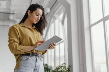 jovem olhando para baixo, em direção ao seu tablet